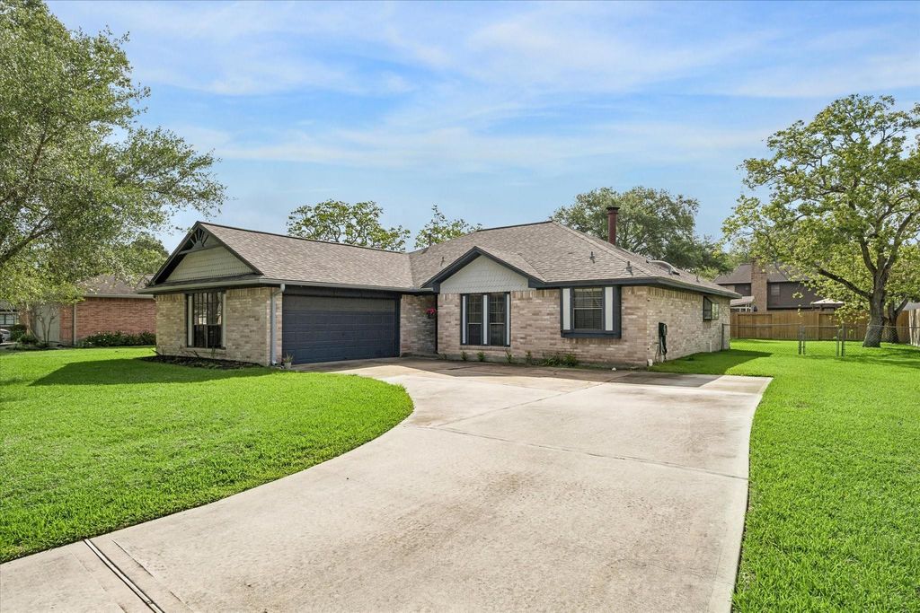1104 Tipperary Avenue, Friendswood, TX 77546