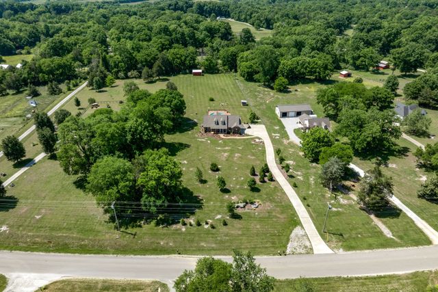 1412 Iron Bridge Rd, Columbia, TN 38401