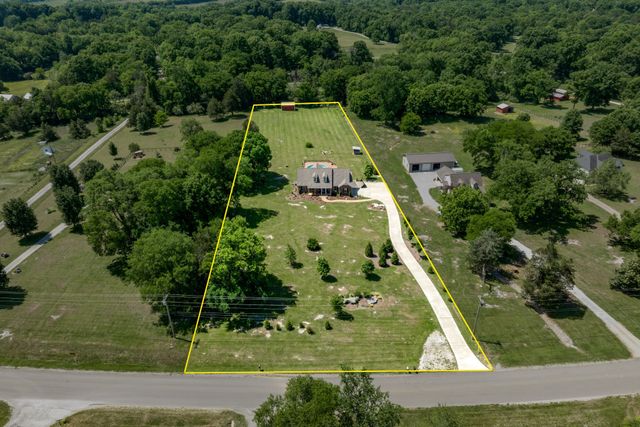1412 Iron Bridge Rd, Columbia, TN 38401