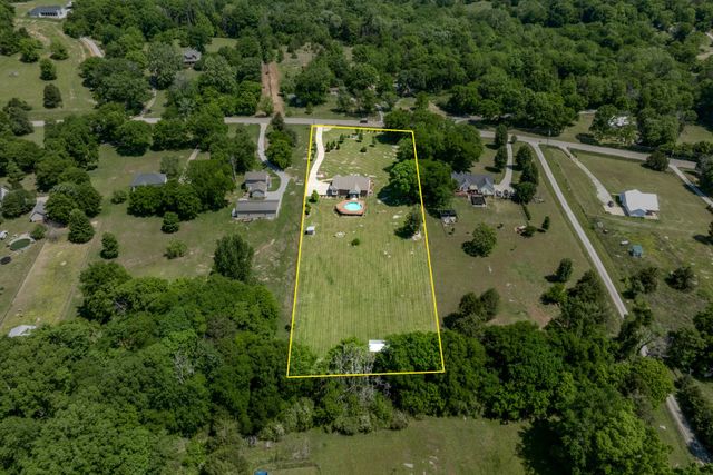 1412 Iron Bridge Rd, Columbia, TN 38401