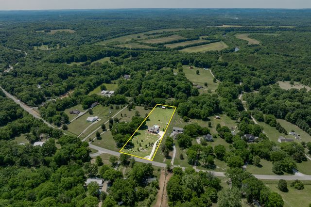 1412 Iron Bridge Rd, Columbia, TN 38401