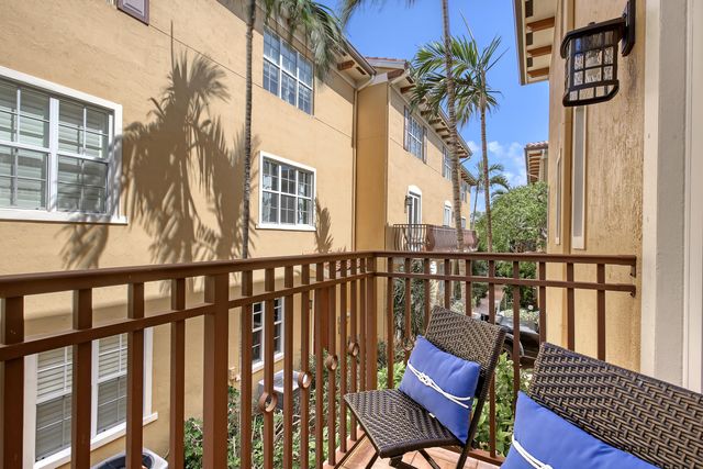 72 SE 6th Avenue C, Delray Beach, FL 33483