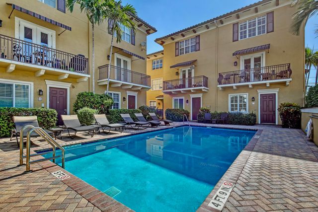 72 SE 6th Avenue C, Delray Beach, FL 33483