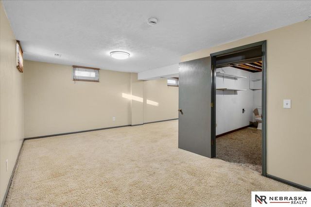 9947 Orchard Circle, Omaha, NE 68127