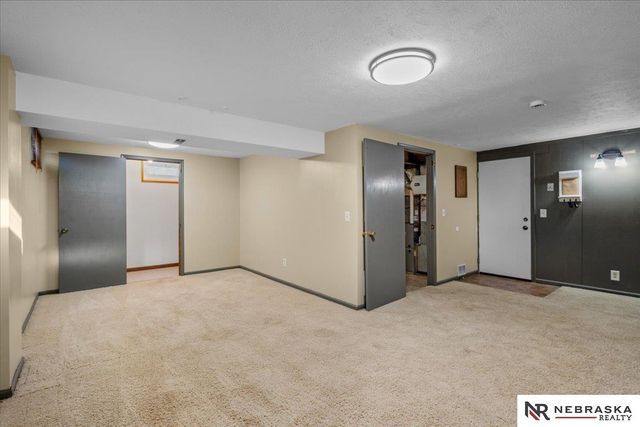 9947 Orchard Circle, Omaha, NE 68127