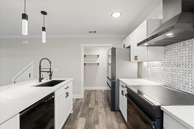 100 Mathews Dr Apt 26, Hilton Head Island, SC 29926