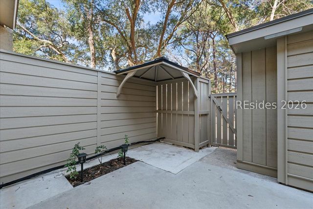 100 Mathews Dr Apt 26, Hilton Head Island, SC 29926