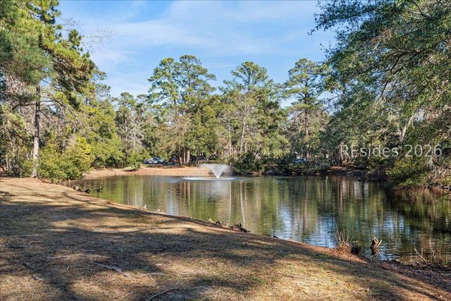 100 Mathews Dr Apt 26, Hilton Head Island, SC 29926