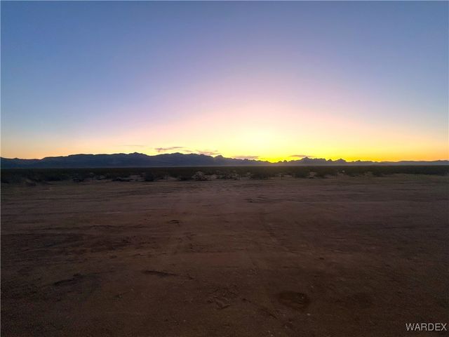 6058 Macayo Drive, Golden Valley, AZ 86413