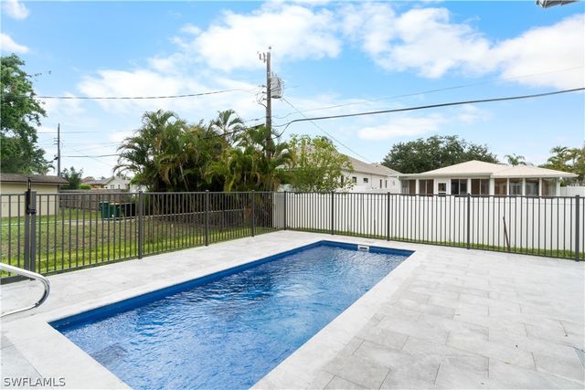 833 91st AVE N, Naples, FL 34108