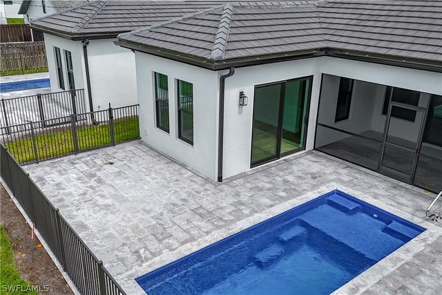 833 91st AVE N, Naples, FL 34108