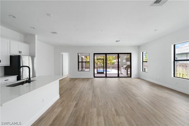 833 91st AVE N, Naples, FL 34108