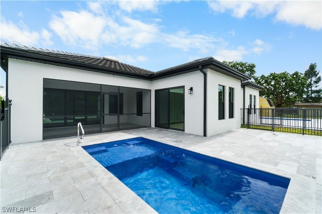 833 91st AVE N, Naples, FL 34108