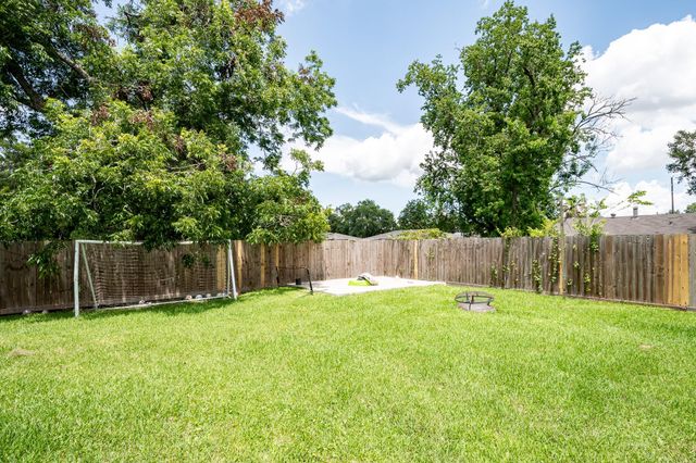 202 Hurta Road, Crosby, TX 77532