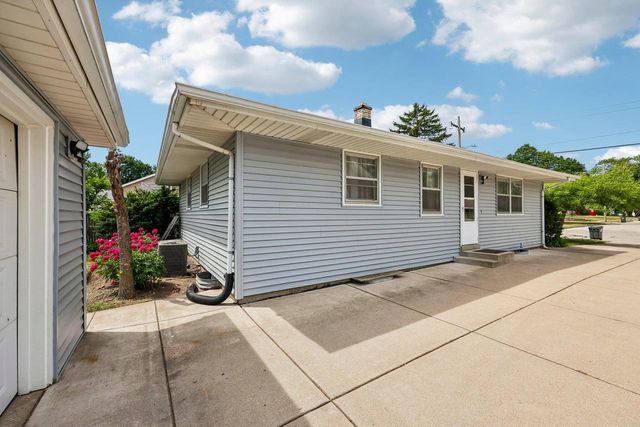 1021 Westowne AVENUE, Waukesha, WI 53188