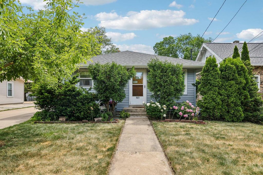 1021 Westowne AVENUE, Waukesha, WI 53188