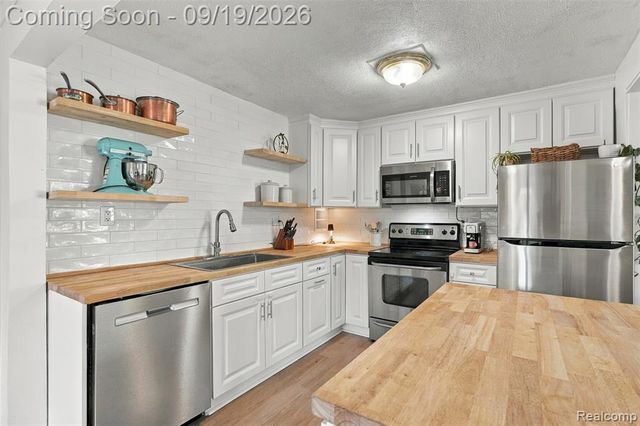 5250 Van Winkle Street, Brighton, MI 48116