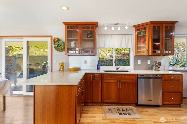 5737 Overlook Avenue NE, Tacoma, WA 98422