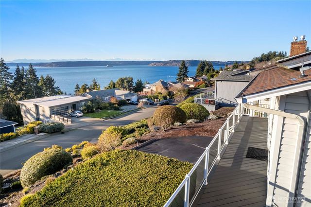 5737 Overlook Avenue NE, Tacoma, WA 98422