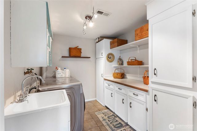 5737 Overlook Avenue NE, Tacoma, WA 98422