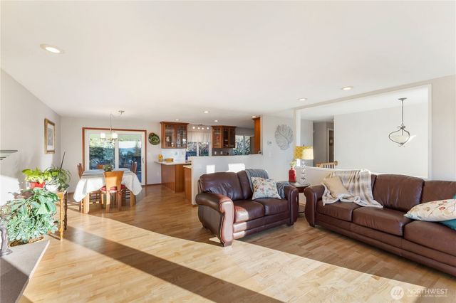 5737 Overlook Avenue NE, Tacoma, WA 98422