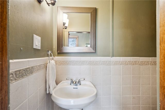 1715 7th Avenue, Belle Plaine, IA 52208