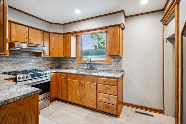 1715 7th Avenue, Belle Plaine, IA 52208
