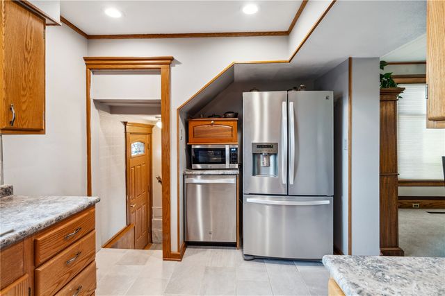 1715 7th Avenue, Belle Plaine, IA 52208