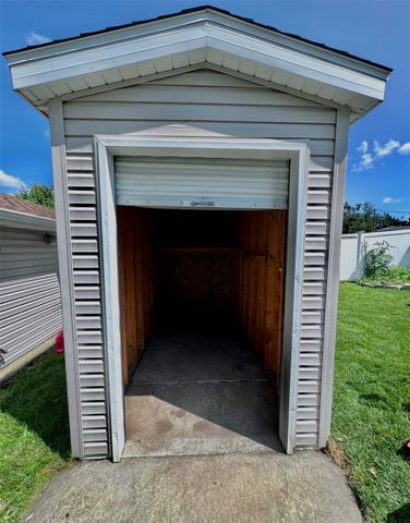 1715 7th Avenue, Belle Plaine, IA 52208