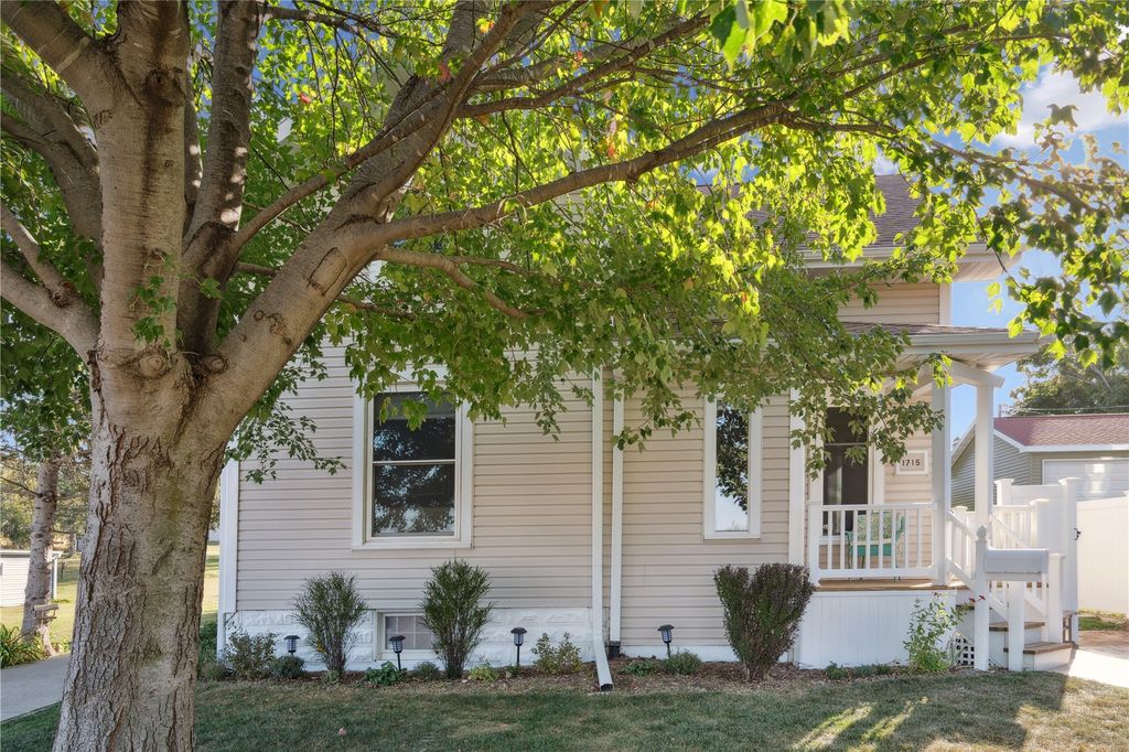 1715 7th Avenue, Belle Plaine, IA 52208