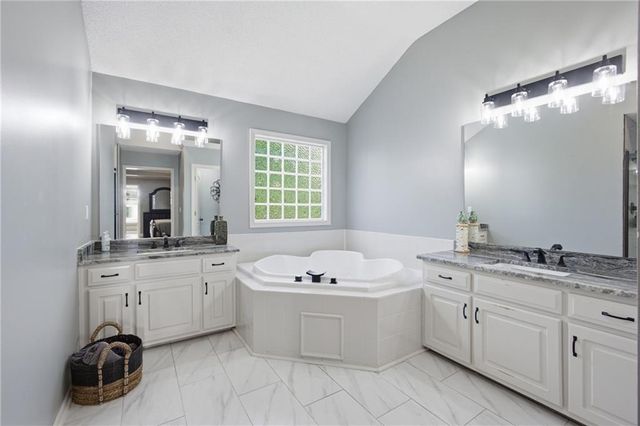 16289 S Lennox Street, Olathe, KS 66062