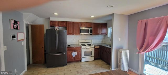 7046 CLOVER LN, Upper Darby, PA 19082