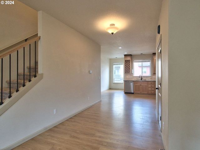 7728 Ne JULIE ANN Ln, Hillsboro, OR 97124