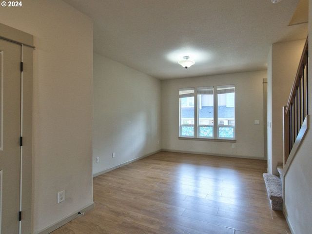 7728 Ne JULIE ANN Ln, Hillsboro, OR 97124