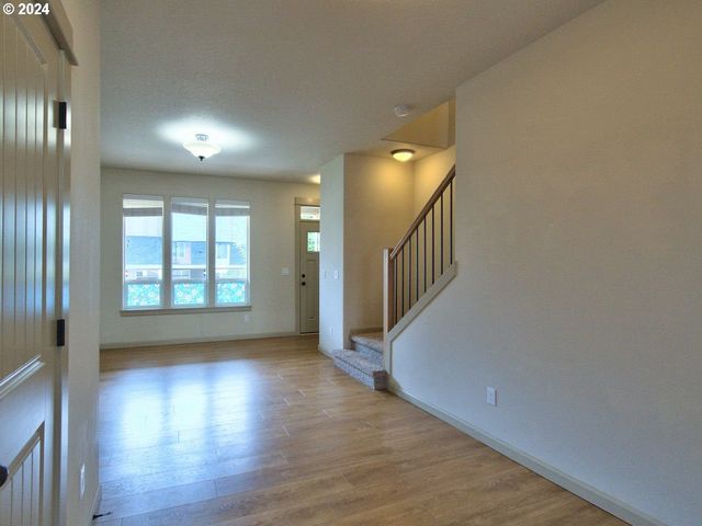 7728 Ne JULIE ANN Ln, Hillsboro, OR 97124