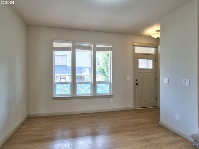 7728 Ne JULIE ANN Ln, Hillsboro, OR 97124