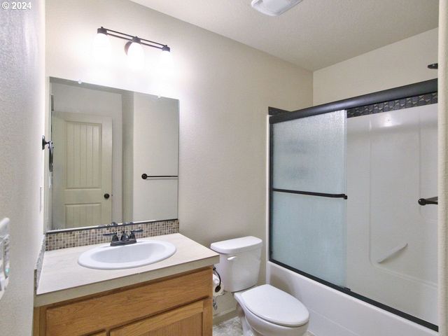 7728 Ne JULIE ANN Ln, Hillsboro, OR 97124