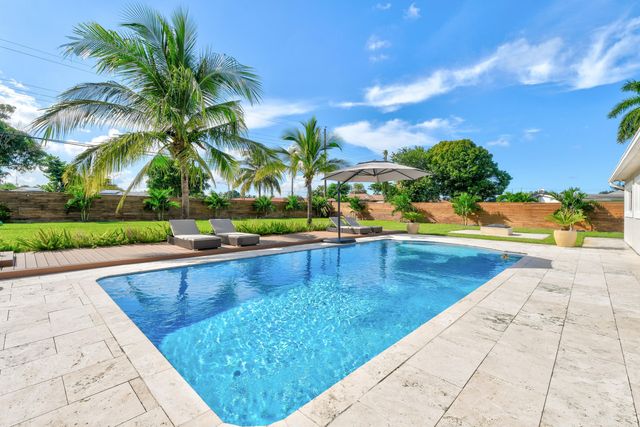 7101 W Lake Drive, Lake Clarke Shores, FL 33406