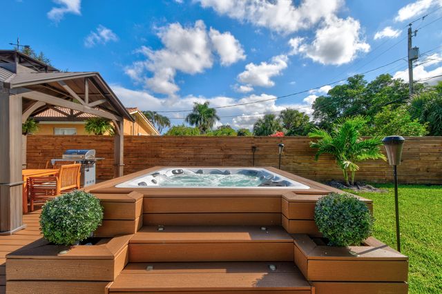 7101 W Lake Drive, Lake Clarke Shores, FL 33406