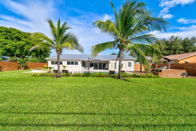 7101 W Lake Drive, Lake Clarke Shores, FL 33406