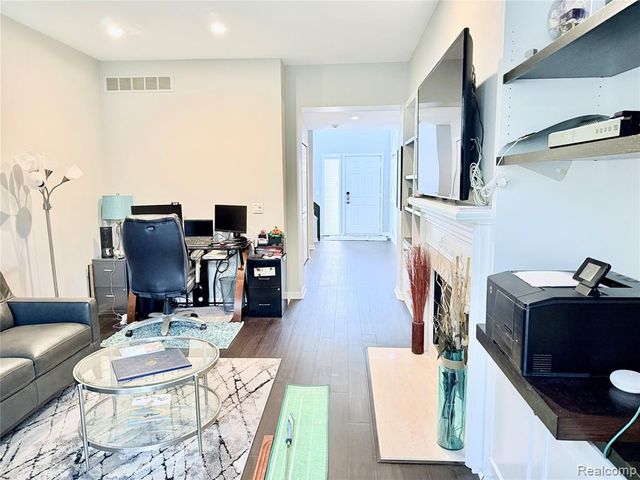 7288 Simsbury Dr. Drive 24, West Bloomfield, MI 48322