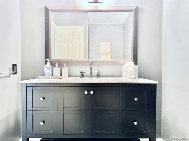 7288 Simsbury Dr. Drive 24, West Bloomfield, MI 48322