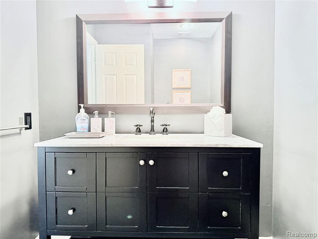 7288 Simsbury Dr. Drive 24, West Bloomfield, MI 48322