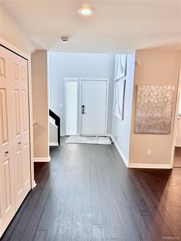 7288 Simsbury Dr. Drive 24, West Bloomfield, MI 48322