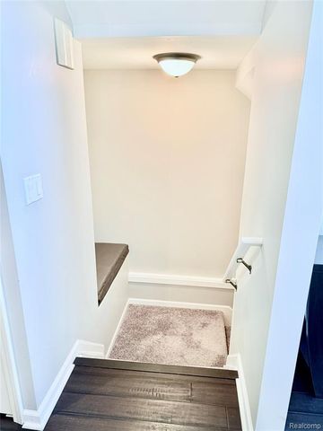 7288 Simsbury Dr. Drive 24, West Bloomfield, MI 48322