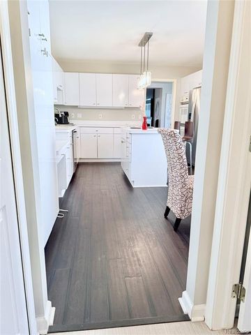 7288 Simsbury Dr. Drive 24, West Bloomfield, MI 48322