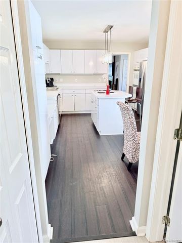 7288 Simsbury Dr. Drive 24, West Bloomfield, MI 48322