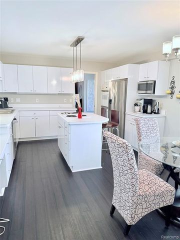 7288 Simsbury Dr. Drive 24, West Bloomfield, MI 48322