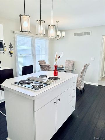 7288 Simsbury Dr. Drive 24, West Bloomfield, MI 48322