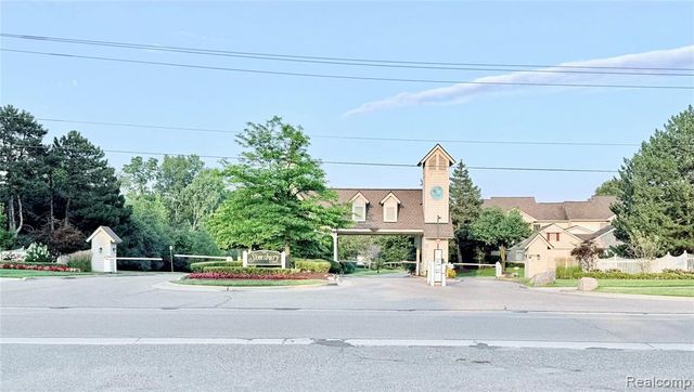 7288 Simsbury Dr. Drive 24, West Bloomfield, MI 48322